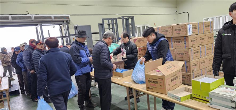 ▲ 천안시농업기술센터가 농업인들에게 과수화상병 예방 공동방제용 약제를 무상 배부하는 지난해 모습.ⓒ천안시