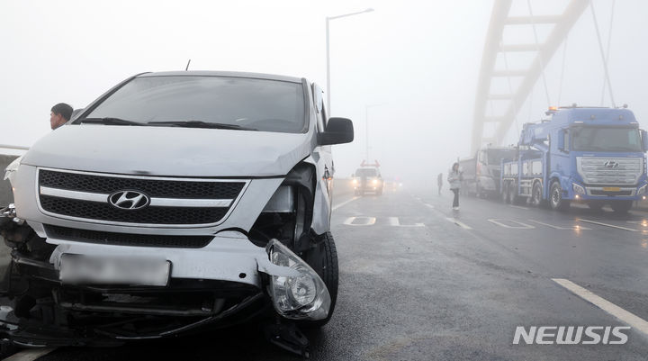 ▲ 지난해 1월4일 오전 5시24분께 세종시 세종동 금빛노을교에서 차량 30여대가 추돌하는 사고가 발생, 관계자들이 사고현장을 수습하고 있다. 위 사진은 본 기사 내용과 관련 없음. ⓒ뉴시스