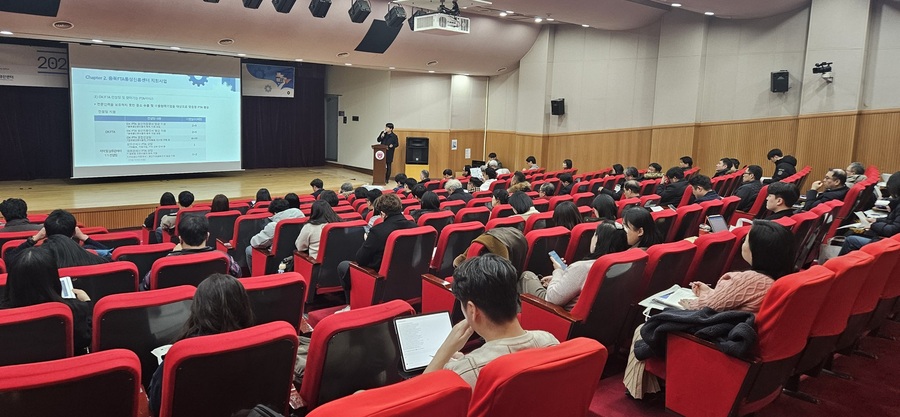 ▲ 청주상공회의소(회장 차태환) 충북지식재산센터가 11일 충북대학교 개신문화관에서, 중소기업 임직원 및 예비창업자 등이 참석한 가운데 ‘2025년 충북지식재산센터 지원사업 설명회’를 개최했다.ⓒ청주상공회의소