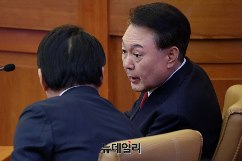 ▲ 윤석열 대통령이 11일 서울 종로구 헌법재판소에서 열린 '윤석열 대통령 탄핵심판 7차 변론'에 출석 하고 있다. ⓒ공동취재단