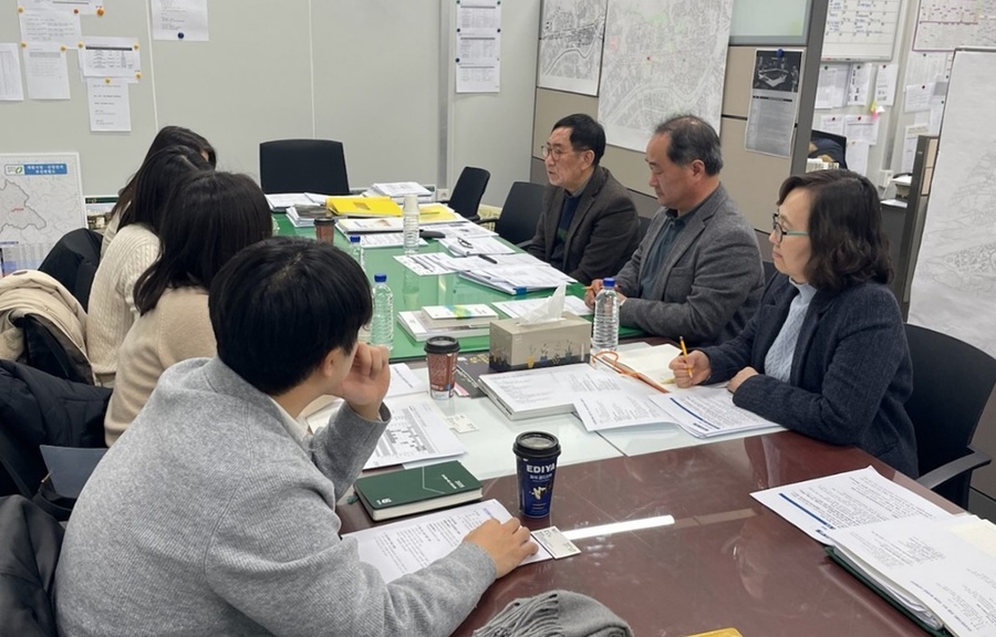 ▲ 경기도 부천시 관계자들이 청주시청을 찾아 청주시 건축 민간전문가 제도를 벤치마킹했다.ⓒ청주시
