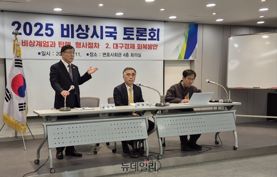 ▲ 황현호 변호사는 헌법재판관의 자격에 대해서도 입을 열었다. “재판관이 당사자와  친인척, 학교동기, 친구, 사업상 지인, 연인 등의 사이인 경우에는 재판관에서 배제되는 제척제도와 이러한 공정성이 의심되는 사건에서 재판관, 판사가 스스로 당해 사건에서 직무를 배제할 수 있는 회피제도가 있다”고 설명했다.ⓒ뉴데일리