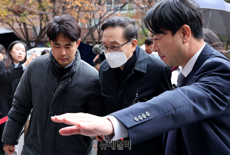 ▲ 손태승 전 우리금융지주 회장이 지난해 11월 26일 오후 서울남부지법에 구속 전 피의자 심문을 받기 위해 출석하고 있다. ⓒ정상윤 기자