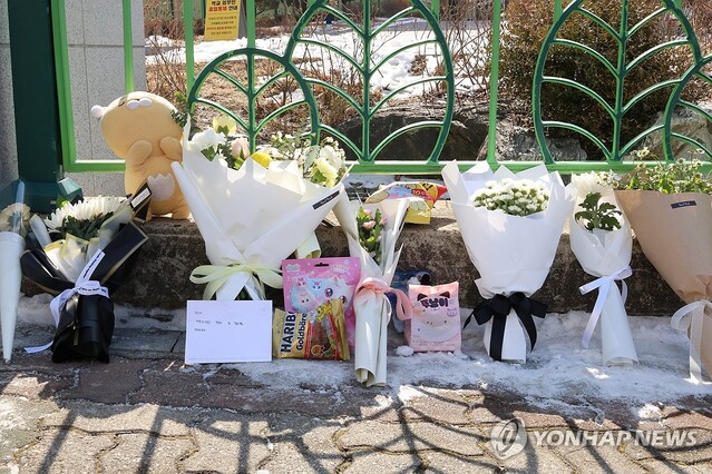 ▲ 초등생 1학년 여아가 살해당한 대전 서구 한 초등학교에 시민들이 두고 간 편지와 꽃, 과자, 인형 등이 놓여있다. ⓒ연합뉴스