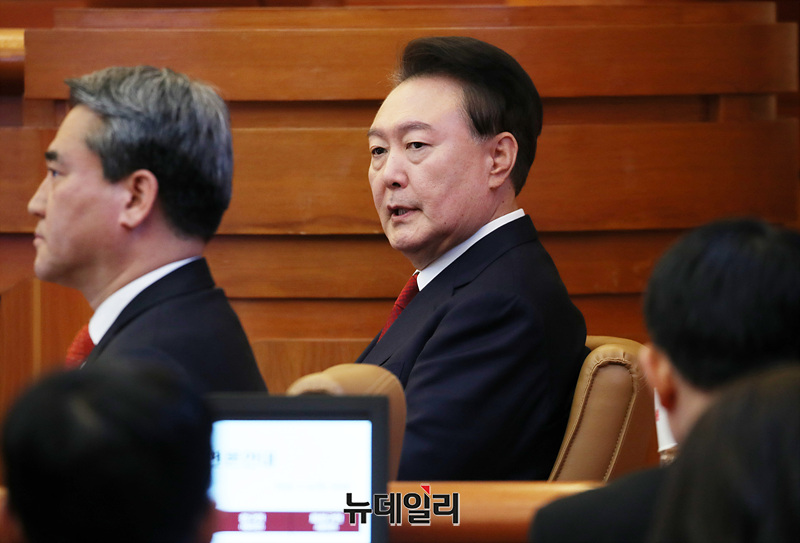 ▲ 윤석열 대통령이 6일 오전 서울 종로구 헌법재판소에서 열린 탄핵 심판 6차 변론기일에 참석해 자리하고 있다.ⓒ공동취재단