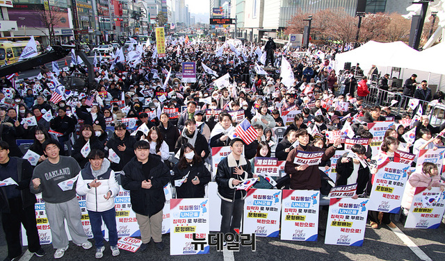 ▲ 윤석열 대통령 탄핵을 반대하는 세이브코리아 국가비상기도회가 11일 천안버스터미널에서 열린 가운데 비상기도회 참가자들이 도로를 가득 메우고 있다. ⓒ서성진 기자