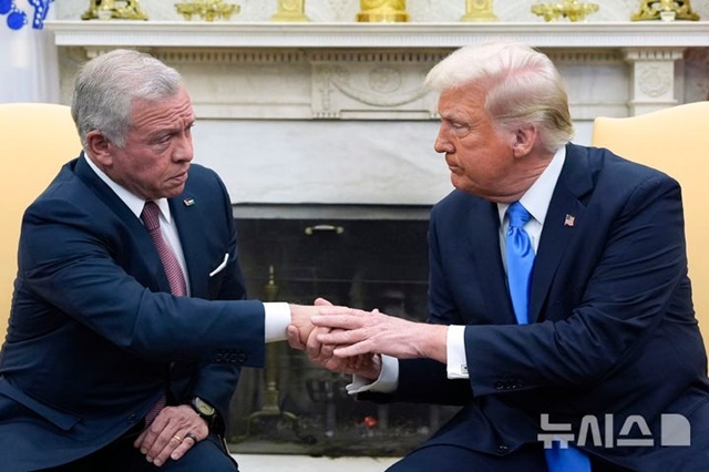 ▲ 압둘라 2세 요르단 국왕(좌)과 도널드 트럼프 미국 대통령이 백악관 집무실에서 회담에 앞서 악수하고 있다. 250211 AP/뉴시스. ⓒ뉴시스