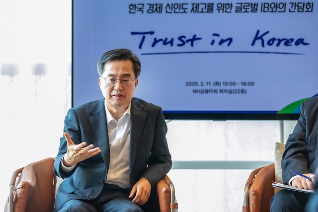 ▲ 김동연 경기도지사가 11일 서울 영등포구 NH금융타워 회의실에서 글로벌 투자은행(IB) 대표들과 간담회를 진행하고 있다. ⓒ경기도 제공