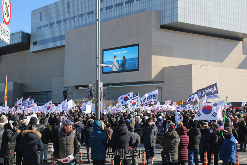 ▲ 윤석열 대통령 탄핵을 반대하는 세이브코리아 국가비상기도회가 8일 동대구역에서 열린 가운데 비상기도회 참가자들이 광장을 가득 메우고 있다. ⓒ정상윤 기자