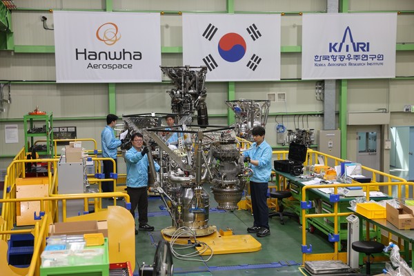 ▲ 한화에어로스페이스 엔지니어들이 창원1사업장에서 '누리호 4호기'의 75톤급 엔진을 점검하고 있다. ⓒ한화에어로스페이스