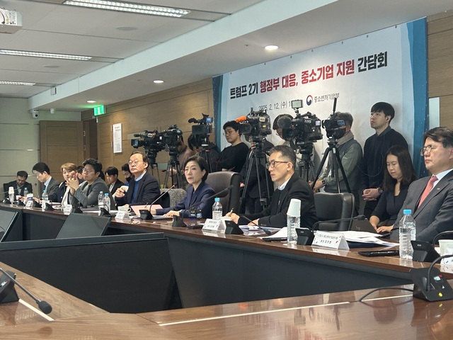 ▲ 중소벤처기업부는 12일 서울 63빌딩에서 트럼프 2기 행정부 대응, 중소기업 지원 간담회를 열었다. 가운데 오영주 중기부 장관.  ⓒ뉴데일리