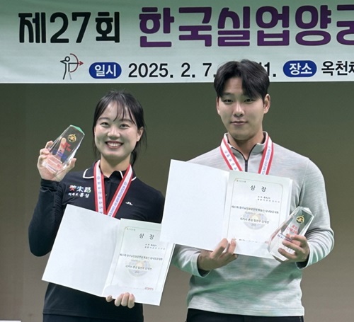 ▲ 지난 7~11일 충북 옥천에서 열린 제27회 한국실업양궁연맹회장기 실내양궁대회에서 공주시청 남장 양궁팀이 금메달 1개, 동메달 2개를 획득했다.사진은 이우주 선수, 홍성군청 이은아 선수.ⓒ공주시