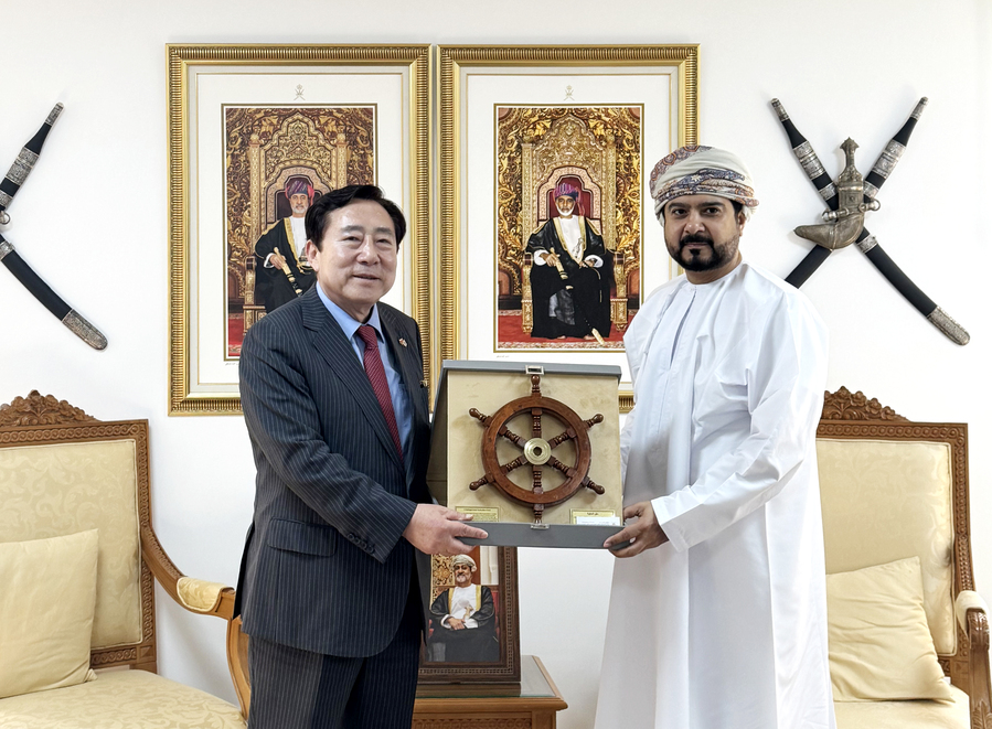 ▲ 왼쪽부터 김기문 중기중앙회장, 알 유세프 오만 상무부 장관 ⓒ중기중앙회