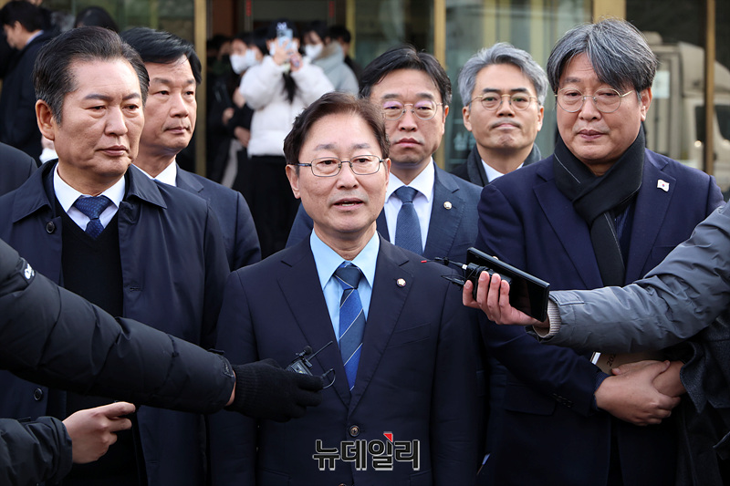 ▲ 박범계 더불어민주당 의원이 14일 오후 서울 종로구 헌법재판소에서 열린 윤석열 대통령 탄핵심판 첫 변론기일을 마치고 발언하고 있다.ⓒ서성진 기자