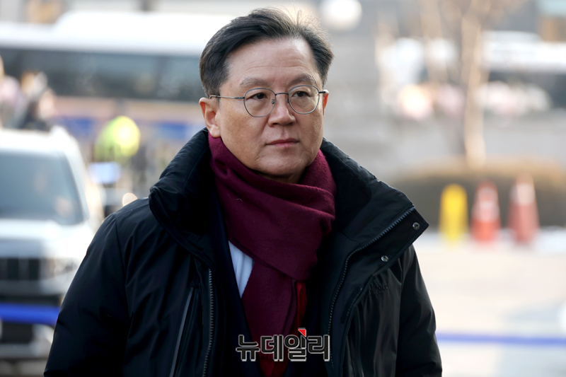 ▲ 윤석열 대통령 측 변호인인 윤갑근 변호사가 11일 오전 서울 종로구 헌법재판소에서 열린 윤석열 대통령 탄핵 심판 7차 변론기일에 출석하고 있다. (사진=공동취재단)
