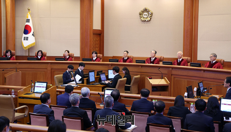 ▲ 헌법재판관들이 11일 서울 종로구 헌법재판소에서 열린 윤석열 대통령 7차 탄핵심판에 참석해 있다. (사진=공동취재단)