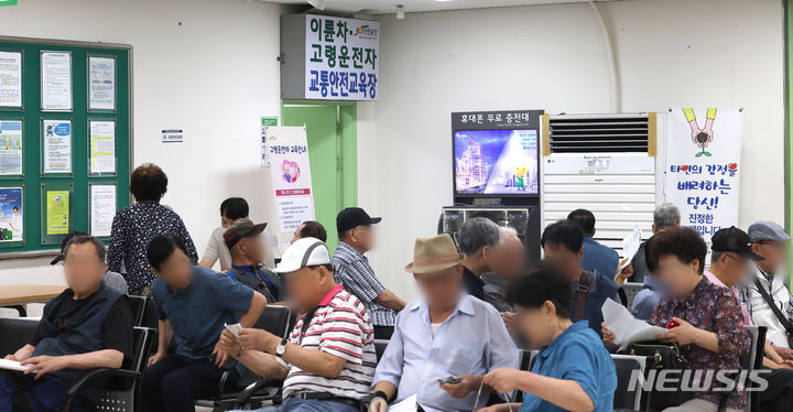 ▲ 지난해 7월11일 오전 인천 남동구 도로교통공단 인천운전면허시험장에서 고령운전자들이 교통안전교육을 받기 위해 교육장 앞에서 대기하고 있다. ⓒ뉴시스