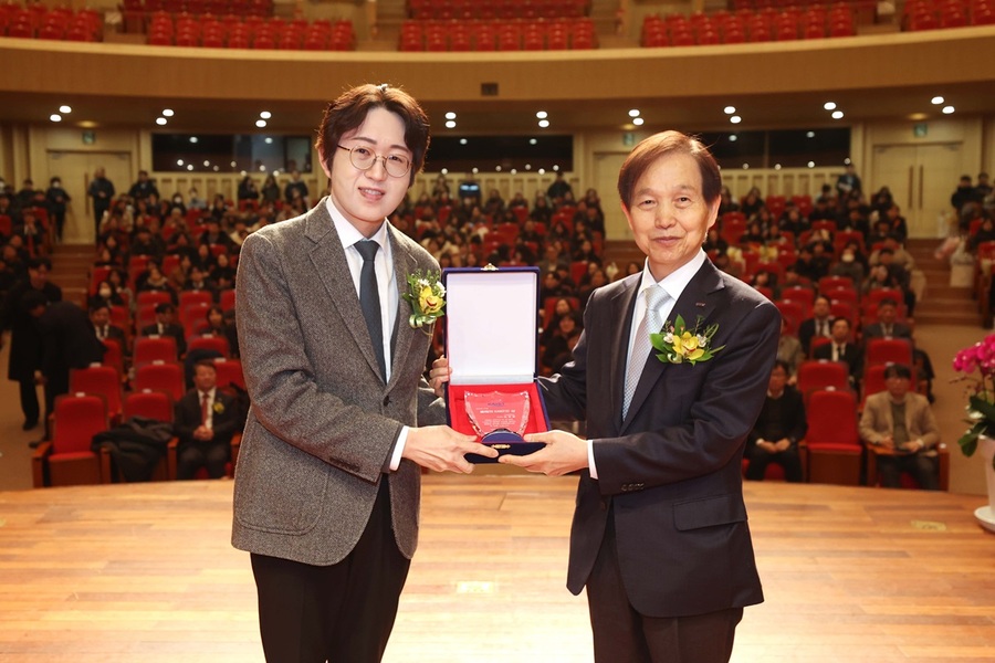 ▲ 이광형 총장이 12일 ‘올해의 KAIST인상’ 수상자로 선정된 공경철 기계공학과 교수에게 시상을 하고 있다.ⓒKAIST