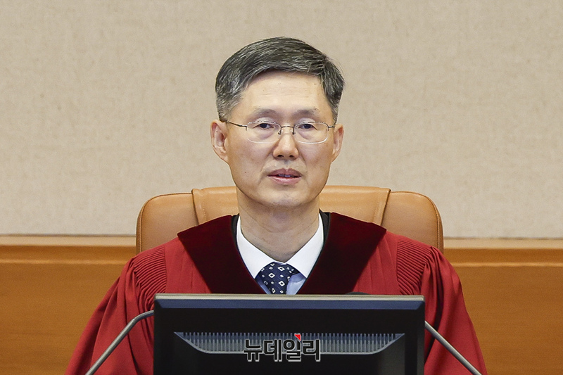 ▲ 문형배 헌법재판소장 권한대행이 1월 16일 서울 종로구 헌법재판소 대심판정에서 열린 윤석열 대통령 탄핵심판 2회 변론기일에 참석해 있다. ⓒ정상윤 기자
