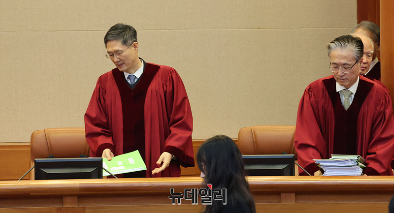 ▲ 문형배 헌법재판소장 권한대행이 6일 오전 서울 종로구 헌법재판소에서 열린 탄핵 심판 6차 변론기일에 입장하고 있다. (사진=공동취재단) ⓒ서성진 기자