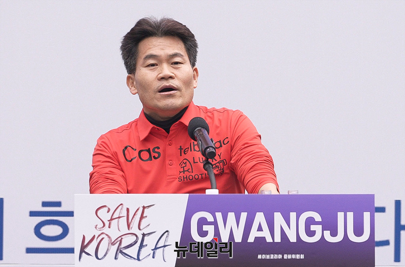 ▲ 15일 오후 광주광역시 금남로 무등빌딩 앞에서 열린 윤 대통령 탄핵 반대 집회 '세이브코리아 국가비상기도회'에서 유명 한국사 강사 전한길 씨가 참석했다. ⓒ광주=서성진 기자