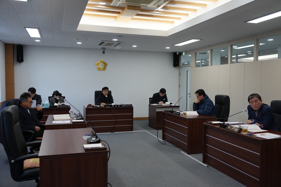 ▲ 영천시의회 산업건설위원회(위원장 김상호)는 11일 회의를 개의하여 금년도 첫 공식적인 활동을 시작했다.ⓒ영천시의회