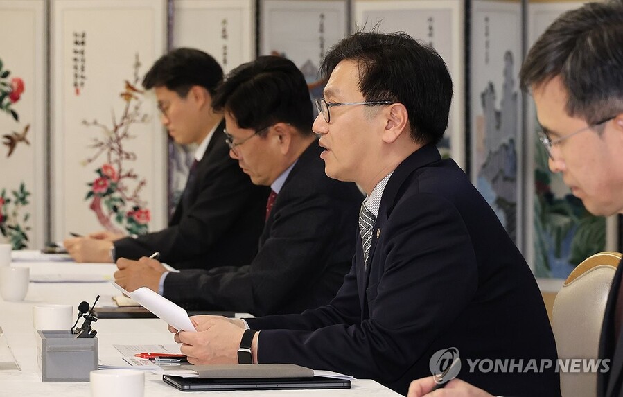 ▲ 김범석 기획재정부 1차관이 12일 서울 종로구 정부서울청사에서 열린 제52차 경제관계차관회의 겸 제39차 물가관계차관회의 겸 민생경제점검TF회의에서 발언하고 있다. ⓒ연합뉴스