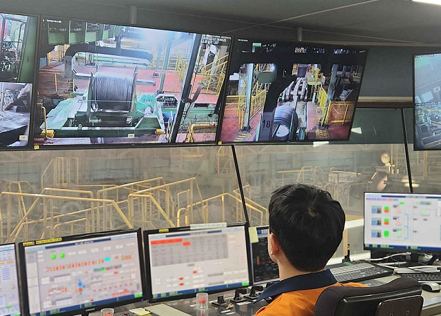 ▲ 현장 운전 작업자가 CCTV 보고 Coil Car 상태를 확인하고 있다.ⓒ포스코