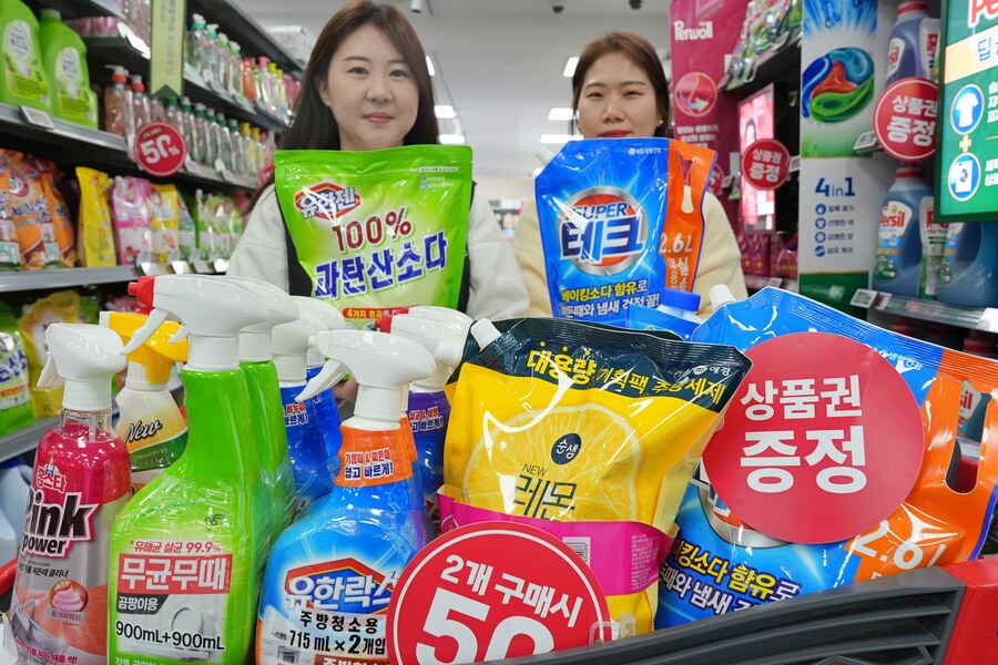 ▲ 제타플렉스 잠실점 세탁세제 코너에서 행사상품을 홍보하는 직원의 모습 ⓒ롯데마트