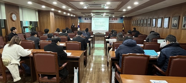 ▲ 포항상공회의소는 12일 오후 2시 상공회의소 2층 회의실에서 대구·경북지방중소벤처기업청과 공동으로 ‘2025년 중소기업 수출지원사업 합동설명회’를 열었다.ⓒ포항상의