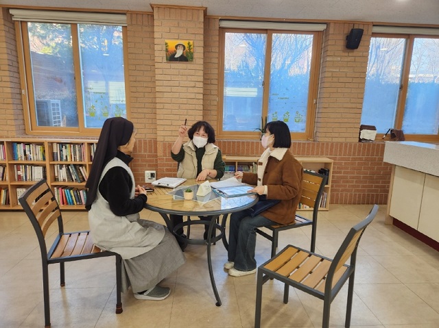 ▲ 포항시 남구보건소가 인플루엔자 및 코로나19 감염병 재유행에 대비한 감염취약시설 대상 감염관리 현황을 점검하고 있다.ⓒ포항시