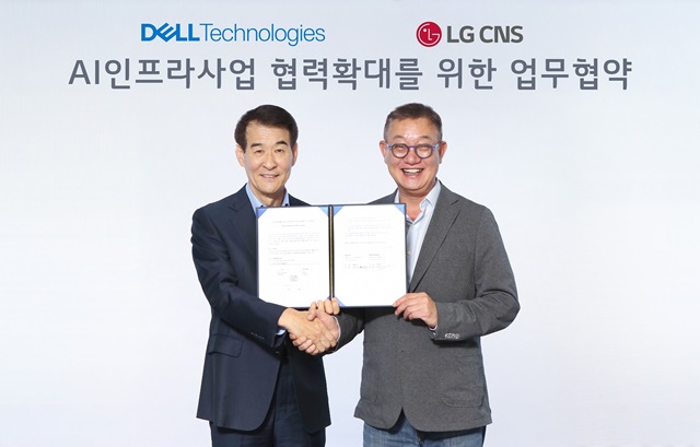 ▲ LG CNS 현신균 대표(오른쪽)와 한국 델 테크놀로지스 김경진 총괄사장이 업무협약식에서 기념촬영 하는 모습.ⓒLG CNS