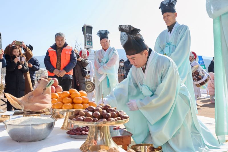 ▲ 마을 입구 장승 앞에서 마을의 안녕과 풍년을 기원하는 ‘장승제’로 시작된 축제에서 조일교 아산시장 권한대행이 초헌관으로 유교식 제례를 올리고 있다.ⓒ아산시