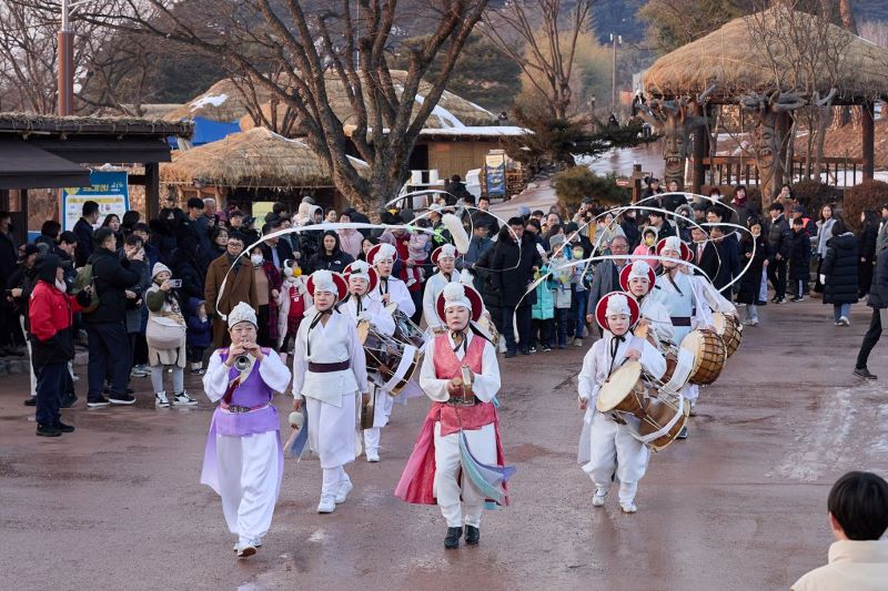 ▲ 아산시 송악면 외암마을에서 '외암마을 정월대보름 맞이 축제'가 한파를 뚫고 많은 인파가 몰린 가운데 성황리에 열리고 있다.ⓒ아산시