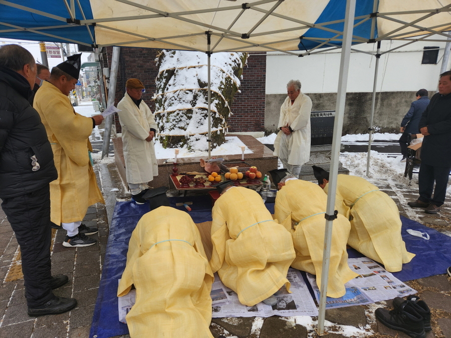 ▲ 성주군 가천면 창천리 주민들이 수령 700년 회화나무에서 전통제례 복장을 하고 동제를 지내고 있다ⓒ성주군 제공