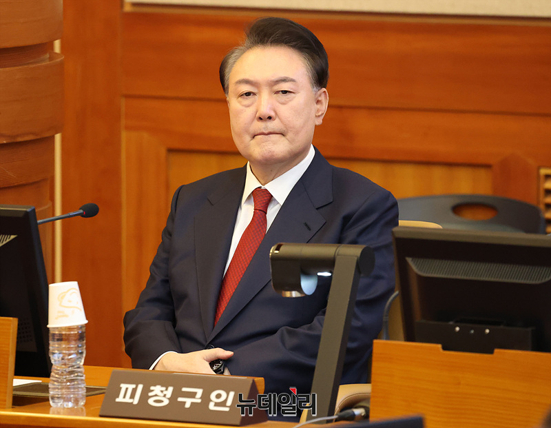 ▲ 윤석열 대통령이 13일 서울 종로구 헌법재판소에서 열린 '탄핵심판 8차 변론'에 출석해 자리하고 있다. (사진=공동취재단)