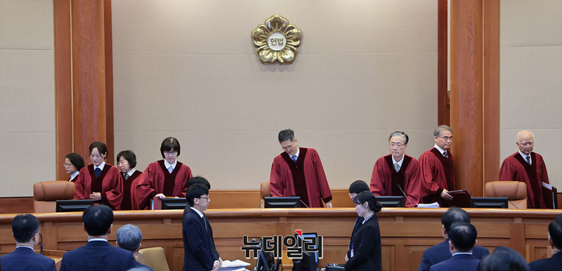 ▲ 문형배 헌법재판소장 권한대행을 비롯한 헌법재판관들이 13일 서울 종로구 헌법재판소에서 열린 '윤석열 대통령 탄핵심판 8차 변론'에 참석하고 있다. (사진=공동취재단)