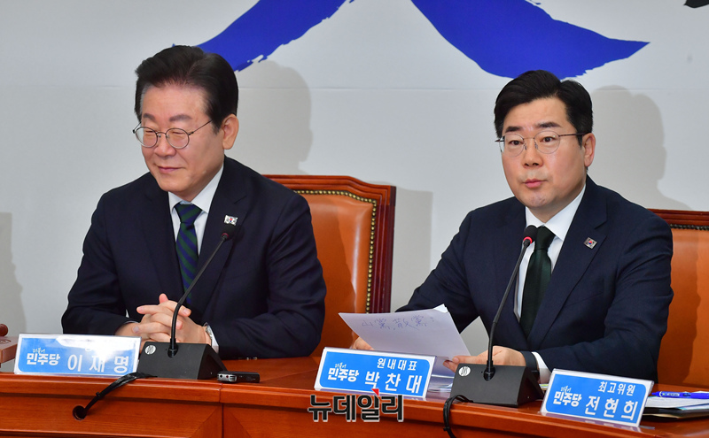 ▲ 박찬대 더불어민주당 원내대표가 12일 오전 국회에서 열린 최고위원회의에서 모두발언을 하고 있다. ⓒ이종현 기자