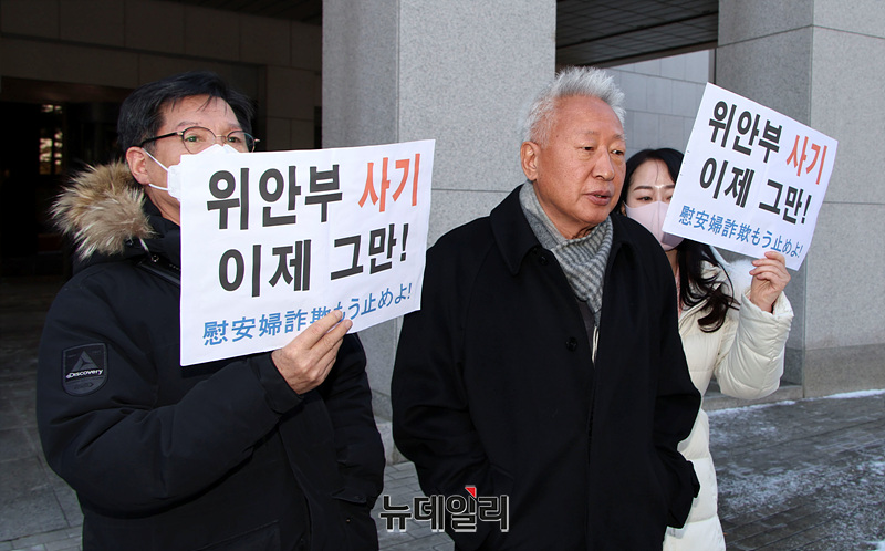 ▲ '위안부 매춘' 발언으로 재판에 넘겨졌던 류석춘 전 연세대 교수가 13일 오전 서울 서초구 대법원에서 열린 상고심 선고 공판을 마친 뒤 법원을 나서고 있다. ⓒ서성진 기자
