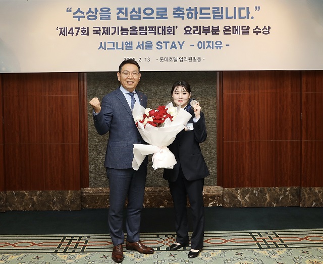 ▲ 정호석 롯데호텔앤리조트 대표이사(왼쪽)와 이지유 시그니엘 서울 스테이 셰프가 기념촬영을 하고 있다.ⓒ롯데호텔앤리조트