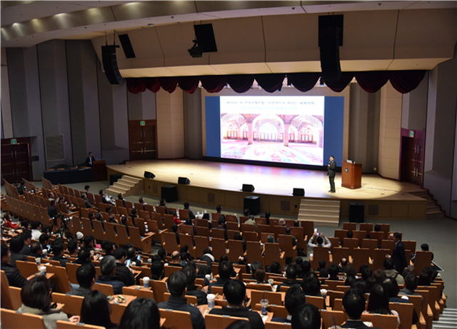 ▲ 이희수 교수가 인문학 강좌를 진행하고 있다.ⓒ건설공제조합