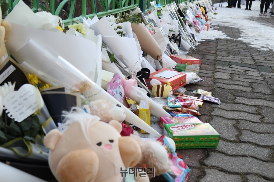 ▲ 지난 10일 대전 한 초등학교에서 발생한 김하늘 양 피살사건이 발생해 지역사회가 큰 충격에 빠진 가운데, 김하늘 양이 다녔던 초등학교 담장에 대전시민들과 학생들이 써 놓은 추모의 글과 함께 꽃과 인형, 과자 등이 놓여 있다.ⓒ뉴데일리