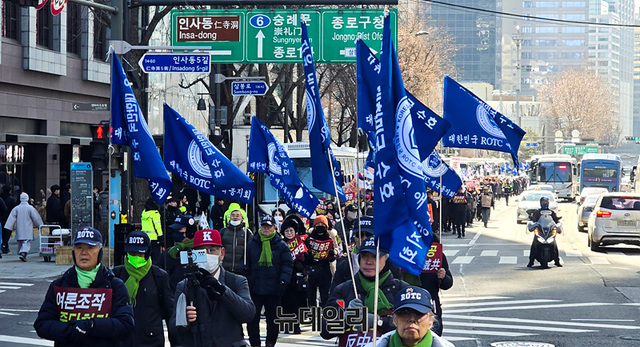 ▲ '자유와정의를실천하는교수모임'(자교모, 공동대표 김병준·이제봉)는 13일 주한중국대사관 인근인 서울 중구 포스트타워에서 '대한민국 ROTC 애국동지회', '나라사랑 고교연합' 등 우파 시민단체들과 윤석열 대통령 탄핵 반대 집회 및 시가행진을 열었다. ⓒ자교모 제공
