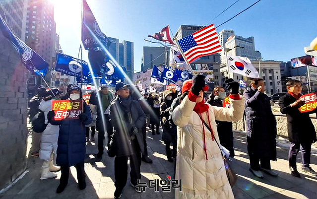 ▲ '자유와정의를실천하는교수모임'(자교모, 공동대표 김병준·이제봉)는 13일 주한중국대사관 인근인 서울 중구 포스트타워에서 '대한민국 ROTC 애국동지회', '나라사랑 고교연합' 등 우파 시민단체들과 윤석열 대통령 탄핵 반대 집회 및 시가행진을 열었다. ⓒ조문정 기자