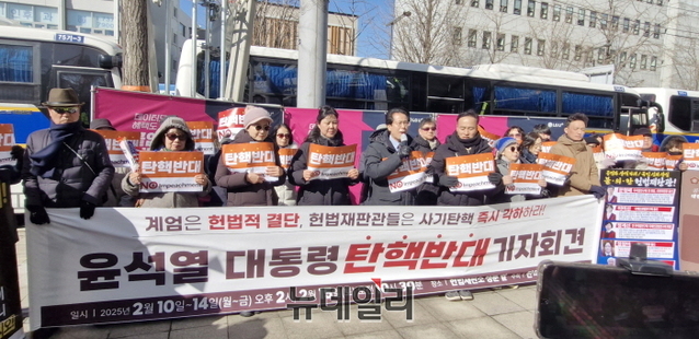 ▲ 헌재에서 약 150m 떨어져 있는 3호선 안국역 6번 출구에서는 탄핵반대범국민연합(탄반연합, 공동대표 주요셉·남광규·박소영)이 '윤석열 대통령 탄핵반대 기자회견'(제47차)을 열었다. 주요셉 탄반연합 공동대표가 발언하고 있다. ⓒ조문정 기자