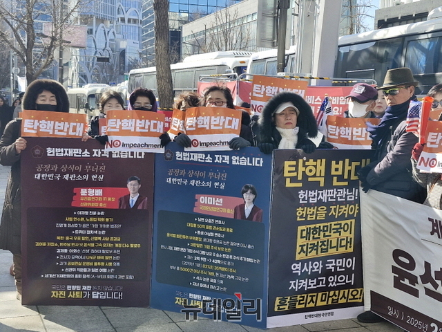 ▲ 헌재에서 약 150m 떨어져 있는 3호선 안국역 6번 출구에서는 탄핵반대범국민연합(탄반연합, 공동대표 주요셉·남광규·박소영)이 '윤석열 대통령 탄핵반대 기자회견'(제47차)을 열었다. ⓒ조문정 기자