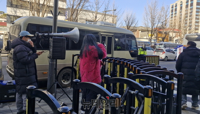 ▲ 탄핵반대범국민연합(탄반연합, 공동대표 주요셉·남광규·박소영)이 13일 '윤석열 대통령 탄핵반대 기자회견'(제47차)을 개최한 3호선 안국역 6번 출구 인근에서 좌파 유튜버들이 우파 시민들에게 욕설을 퍼붓고 있다. ⓒ조문정 기자