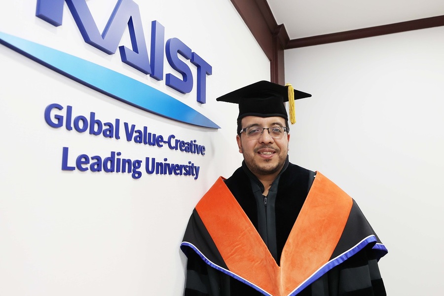 ▲ KAIST 수여식에서 나이지리아 내 테러로 발생한 역경 속에서도 꿈을 실현시킨 모하마드 함자씨가 외국인 최초로 학생 대표연설을 한다.ⓒKAIST