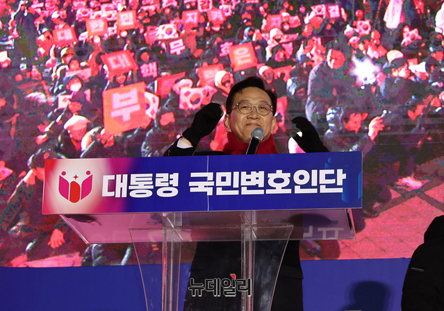 ▲ 윤석열 대통령 국민변호인단 출범식이 열린 13일 오후 서울 광화문 청계광장에서 국민변호인단 단장인 석동현 변호사가 연설하고 있다. ⓒ정상윤 기자