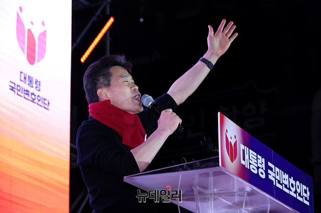 ▲ 윤석열 대통령 국민변호인단 출범식이 열린 13일 오후 서울 광화문 청계광장에서 '일타강사' 전한길씨가 연설하고 있다. ⓒ정상윤 기자